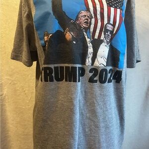 #1043 Gray Short Sleeve Tee with Trump & the American Flag Design Sz Large